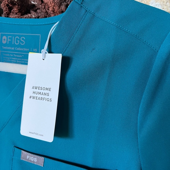 Figs Catarina One Pocket Scrub Top - Picture 2 of 4